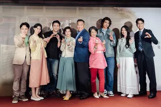 梁允睿（左起）、李曼、導演王靖惇、于子育、朱德剛、楊麗音、梁正群、李杏、劉桓今出席舞台劇《你來的時候》記者會。寬宏藝術提供