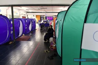 The number of flood evauees in Beaufort remained largely unchanged at 338 people from 121 families as of 8am today, compared with 336 people from 119 families recorded at 8pm yesterday. — Picture via X/Bernama