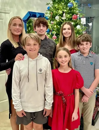 凡妮莎（後排左一）和自己的5名子女。（翻攝officialvanessatrump IG）