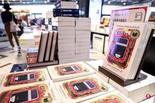 台湾作家杨双子得奖著作《台湾漫游录》星期四（5月21日）在台北书店出售。这部历史小说星期二（5月19日）获颁国际布克奖。 （法新社）