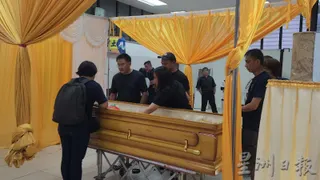 【视频】华裔少年恐怖车祸亡 | 少年今日举殡 父难掩悲恸放声痛哭
