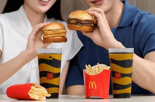 原 PO 忍不住在文中調侃問道：「二航的麥當勞真的有比較好吃嗎？」更有疑似同機的旅客貼出現場畫面，直言這真的是難得一見的大場面，並透露導遊其實已經盡全力幫忙守住艙門了！（圖／麥當勞提供）