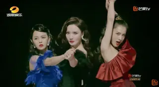 伊能靜（左）再度讓觀眾想起當年《浪姐一》時期的高光時刻，特別是與黃聖依（右）、張萌（中）共同演出的〈女孩與四重奏〉。（圖／翻攝自芒果TV音樂YT）