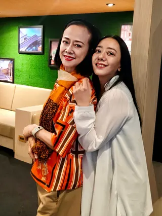國際巨星湯蘭花（左）與歌手高慧君一起觀賞紀錄片《傳奇女伶 高菊花》，聆聽他們共同的親人高菊花的故事。（圖／高慧君提供）