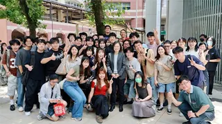 蔡英文北醫演講被學生包圍求合照 隨扈急喊「1句」她投降：冷靜點！我拍就是了