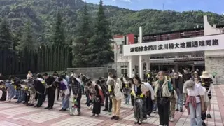 5月17日，参加研讨会的专家学者，前往映秀漩涡中学地震遗址、汶川特大地震记事浮雕墙，开展缅怀悼念与实地参访活动。