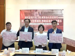 民進黨立委蔡易餘(左起)、徐富癸、賴惠員、鍾佳濱等人召開「病死畜禽不再上路！農業縣市立委籲擴大補助畜牧化製機建立區域化處理體系強化防疫韌性」記者會。(記者羅國嘉攝)