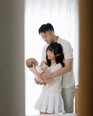 王齊麟與陳詩媛夫妻倆輪流抱著兒子，眼神溢滿對孩子的寵愛。（圖／翻攝自陳詩媛臉書）