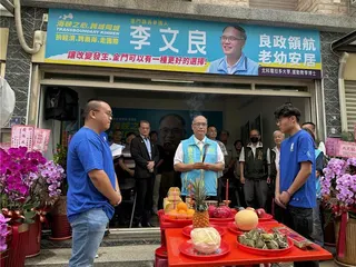 李文良(中)設置於金寧鄉下堡的「鄉親服務處」下午舉行成立茶會，並隆重進行祭祀典禮，正式宣布將參選第9屆金門縣長。(于家麒攝)