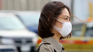 一名女性戴著白色口罩