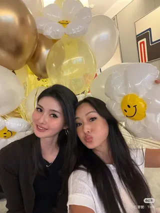 廖思惟（左）日前幫媽媽孫芸芸（右）慶祝48歲生日，母女長得很像。（翻攝廖思惟小紅書）