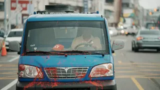 張翰主演公視學生劇展《擱淺》。片中開著被噴滿紅漆的發財車到處跑。公視提供