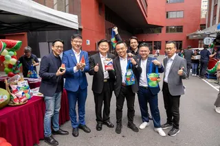 許多立委當場掏腰包，採購花蓮大西瓜。（圖：花蓮縣農會提供）