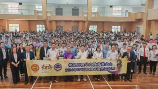黄家和（前左五）在推介礼后与出席嘉宾合影。前左二起为程天送、黄文标、王鸿兴、崔慈恩、吴锡华及关和贵。