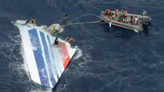 飛機殘骸漂浮在海面上