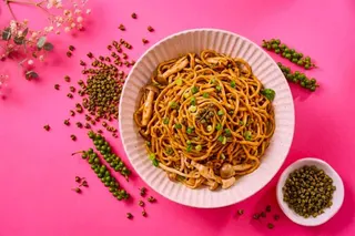 為了這次聯名來回調整多次的富婆醬，特別加入青花椒油提升整體香氣，並強化醬體濕潤與滑順度，讓拌麵整體更香、更耐吃。（圖／日日好食／AI輔助創作視覺）