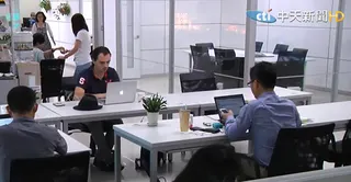 研究估計，全球有10至30%的商辦建築可能使員工出現相關不適，女性與過敏體質者受影響程度更為明顯。（圖／中天新聞）