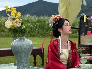 周也靠著電影《少年的你》打開知名度，後演出《山河令》、《為有暗香來》等陸劇走紅。（翻攝自微博）
