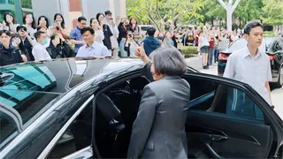 蔡英文北醫演講被學生包圍求合照 隨扈急喊「1句」她投降：冷靜點！我拍就是了