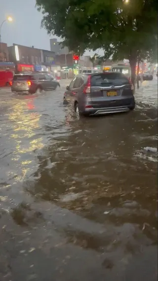 紐約暴雨過後，車輛在洪水中行駛。(路透)