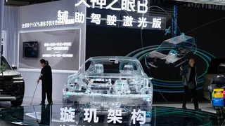 2025年10月16日，北京舉行的2025世界智能聯網汽車大會，比亞迪展位展示了汽車自動駕駛技術的模型。（美聯社）
