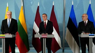 愛沙尼亞總統卡里斯（Alar Karis，右）、拉脫維亞總統林克維奇斯（Edga...