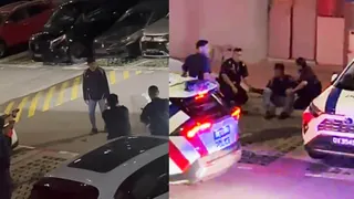 警员举起电击枪瞄准男子，并警告他放下钢锯。（取自TikTok）
