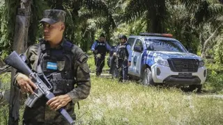 洪都拉斯士兵和警察周四在特鲁希略市的袭击现场驻守。（图取自法新社）