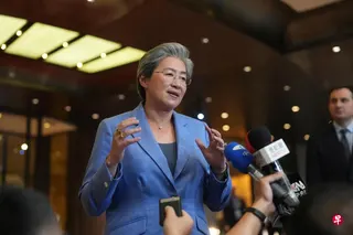 美国晶片大厂超威（AMD）董事长暨首席执行官苏姿丰展开快闪访问台湾行程。图为她星期四（5月21日）傍晚在台北市下塌饭店门口接受媒体联访。 （香港中通社）