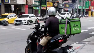 Uber北投機車載客惹議！交通部開鍘20萬，平台曝致命弱點。