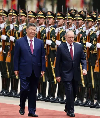 俄羅斯總統普丁(右)20日在北京與中國國家主席習近平舉行會談時，以一則中國諺語形容兩人關係，稱「一日不見，如隔三秋」，並稱習近平為「親愛的朋友」。 圖:翻攝自X帳號@BRICSinfo