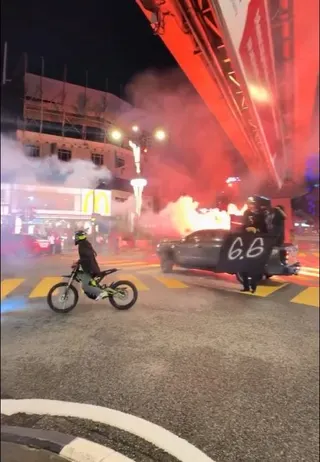 已签发//黑衣人夜晚在市区快闪燃照明弹·警开档追查