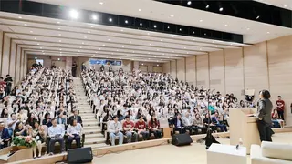 蔡英文北醫演講被學生包圍求合照 隨扈急喊「1句」她投降：冷靜點！我拍就是了