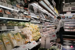 日本东京的一家超市里，消费者仔细阅读鲜鱼商品的介绍。 （法新社）