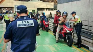 新加坡交警联合环境局和陆交局在大士关卡开展针对违规摩哆骑士的联合执法行动。