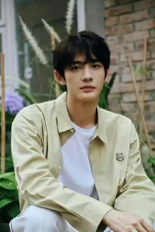 網友猜測周也的緋聞對象，可能是將滿23歲的中國新人演員周皓崎。（翻攝自微博）