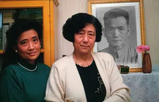 夏德鸿（右）与女儿张戎站在一起。张戎是1991年畅销回忆录《鸿》的作者，该书讲述了她们一家的故事。照片拍摄于夏德鸿的卧室，背景是张戎父亲的一幅肖像画。
