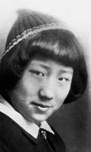 夏德鸿大约13岁时。青少年时期，由于中华民国时期女性遭受的恶劣待遇，她成了一名坚定的共产主义者。