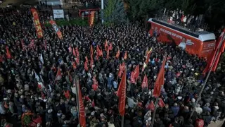 土耳其共和人民党主席厄泽尔（右上）周四在该党位于首都安卡拉的总部发表演说，现场大批民众参加集会，反对有关该党于2023年11月党代表大会被法院裁定党选无效。（图取自法新社）