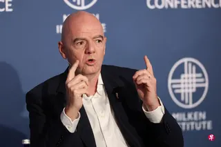 洛桑大学地理学家戈吉什维利认为，国际足联主席因凡蒂诺（图）不断扩大世界杯的范围和扩军，与他在2021年于格拉斯哥举行的第26届联合国气候变化大会上承诺的，将“测量、减少并抵消”世界杯相关排放，并强调其应对气候变化的“决心”是背道而驰的。 （法新社）