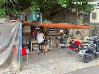 「0077」老闆不在，現場人員致電後，對方得知記者到訪，僅簡短回應「不知道，我不在」後即不願多談。（圖／記者李育道攝影）