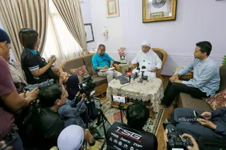 PAS president Tan Sri Abdul Hadi Awang speaking to reporters at Masjid Rusila. -NSTP/GHAZALI KORI