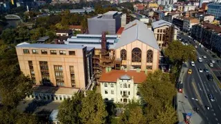 土耳其总统埃尔多安在学期中关闭伊斯坦布尔一所具自由派倾向的知名私立大学——比尔基大学。（图取自X@piti_kare）