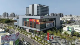 ▲「進士樓」座落於北區生活機能的核心、車程約3分鐘即可抵達新光三越小北門商圈、台南第一間好市多，更臨近花園夜市、星巴克旗艦店等。（圖／業者提供）