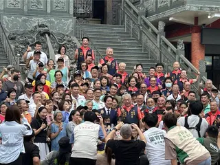 賴清德總統23日南下屏東市代天宮參拜並致匾「保境佑民」叩謝神恩，他除祈求國泰民安、風調雨順外，也向支持者喊話，「面對外來威脅要團結一起」。（謝佳潾攝）