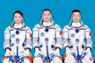 神舟二十三号航天员乘组由航天飞行工程师朱杨柱（中）、航天驾驶员张志远（右）、来自香港的载荷专家黎家盈（左）三名航天员组成。 （新华社）