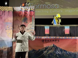 台北木偶劇團20日在捷克布拉格演出「Formosa美麗之島」。台北木偶劇團主演吳聲杰（圖）表示，很開心能將這部充滿台灣特色的作品帶到捷克，希望讓當地觀眾感受台灣傳統布袋戲、金光布袋戲與台灣民間文化的魅力。中央社記者劉郁葶布拉格攝 115年5月23日