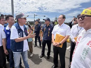 桃園航空城地方促進會不滿中央拖延點交土地，導致重建家園工程延宕，無法領到15％加速開發獎勵金、50％最後搬遷獎勵金，23日逾300位徵收戶，大動作發抗議，怒堵行政院院長卓榮泰。（廖姮玥攝）