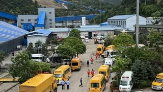 中国山西省长治市沁源县留神峪煤矿周五发生爆炸，救援工作周六仍在紧张进行，多辆救援车辆在办公楼背后集结待命。（图取自中新社/法新社）