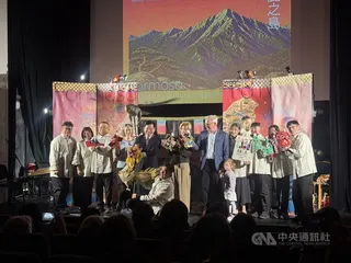 台北木偶劇團20日在捷克布拉格演出「Formosa美麗之島」，以台灣正統布袋戲「掌中技藝」作為表演基礎，吸引超過120名觀眾觀賞。中央社記者劉郁葶布拉格攝 115年5月23日